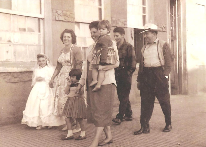 A primeira comunhão de Regina de Souza Anechinni. Maria Teresa Chame, Nadi Chame Magnoni (com Lenice no colo), Sandra Chame Magnoni Dino (de mãos dadas com Nadi) e, ao fundo, Mauro Chamme e José Sebastião de Souza