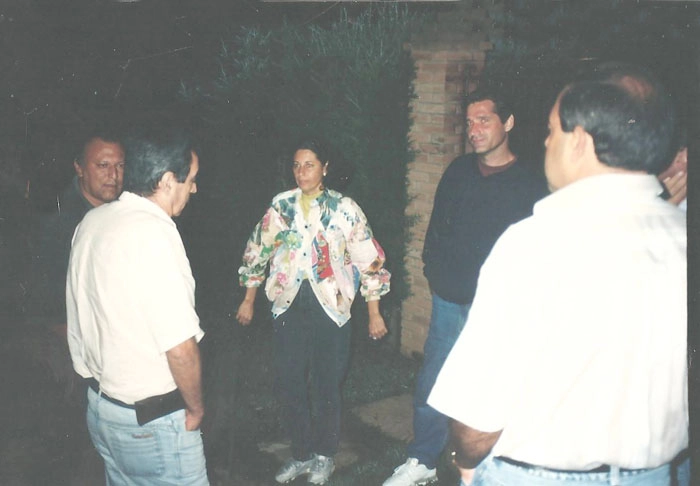 Benedito Ruy Barbosa, de camisa branca, à esquerda, conversando com amigos em uma gostosa noite muzambinhense. Homero Neves, irmão de Milton Neves, está à esquerda, na foto