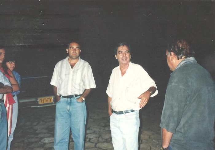 Em Muzambinho, no ano de 1999 ouvindo e contando histórias com amigos. Homero Neves, irmão de Milton Neves está de costas