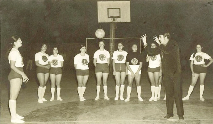 Jogo de Handball no CEPSAM. Lenice Chame, Elga de Almeida, Helena de Souza, Márcia Bueno, Yara Gonçalves, Zezé Mustafé, Norma Cerávolo, Maria Helena Martins (encoberta pelo Prof. Roberto Bianchi) e Maria Izabel Araújo. Curiosidade: Lenice, Elga, Helena, Maria Helena e Maria Izabel são dentistas