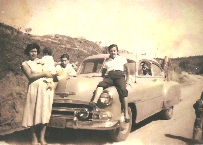 Nazir Chame em seu impecável Chevrolet 1951, em uma estradinha de terra. Nadi Chame Magnoni (sogra de Milton Neves), à frente, está com Sandra no colo. Neuza Chamme, Mauro Chame e Zizinho completam a foto. Neuza foi o grande amor de José Antonio de Araújo, saudoso professor e locutor de Muzambinho