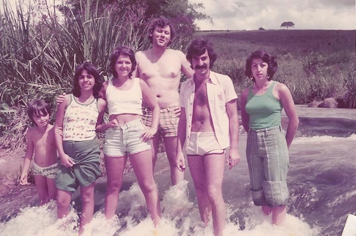 Milton, com sua esposa Lenice Magnoni Neves(de camiseta branca) na cachoeira do rio Chico Pedro, em Muzambinho, um rio que não existe mais, virou um esgoto a céu aberto. Que pena... Na foto, ainda aparecem os irmãos de Lenice Magnoni Neves e um primo dela, o moço de bigode, que é Cláudio Portugal