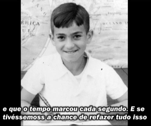 O querido Cláudio Portugal, na tradicional pose escolar, com camisa de algodão com botões e caneta na mão. Ele jogou como ponta-direita no futebol e também excelente no futsal, vôlei e basquete e no atletismo, tendo sido recordista regional de 100 e 200 metros deixando Edson Dino, então o melhor dos anos 60, 