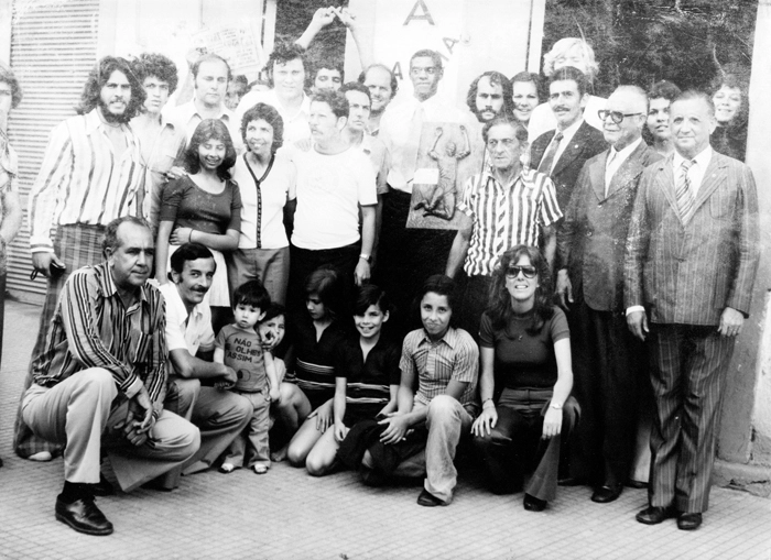 O atleta, em 1975, após conquistar a medalha de ouro no Pan-americano da Cidade do México. Na foto aparecem: Waldemar Anderson, Milton Neves, Willian Peres Lemos, o radialista Paulo Ferreira de Carvalho, João do Pulo, Amir Além Aquino, Maria José Lemos, o empresário Pedro Viola, o fotógrafo Wilson Lemos Filho, o saudoso Pedro Dias, o ex-prefeito Orivaldo Pereira, o saudoso Dr. Antero Costa, que era médico, o fazendeiro Osório Pereira, que já é falecido, Glênio José Rondinelli, a filha de Glênio, Vanilda, esposa de Glênio, as crianças são filhos e netos de Glênio, e Sandra Vanira Cerávolo Paoliello