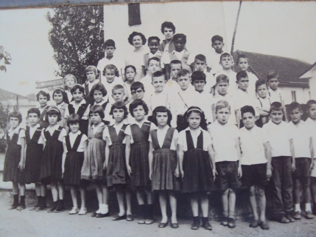 Uma foto de Dona Elvira Bonaldi (segunda, da esquerda para a direita, no círculo vermelho), única das quatro primeiras professoras de Milton que já faleceu. Depois dela, quem aparece é outra professora, mas que não lecionou para Milton Neves, Dona Meiga Villas Boas Vasconcelos. Esta imagem maravilhosa foi feita na Praça dos Andradas, no centro de Muzambinho, junto ao monumento em homenagem aos oito pracinhas muzambinhenses que combateram na Segunda Guerra Mundial. O monumento, popularmente conhecido como 