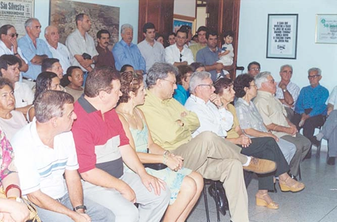 Na Sala Milton Neves, na Casa de Cultura de Muzambinho-MG. Regis está de camisa vermelha. Na sequência está o casal Lenice Magnoni Neves e Milton Neves e depois Glênio Lambari.Ao fundo, da esquerda para a direita (de camisa azul), está Humberto Fernandes Maciel. À direita, sentado (também de camisa azul), está o saudoso José Octaviano Salles, ao lado de Hélio Magnoni, sogro de Milton Neves