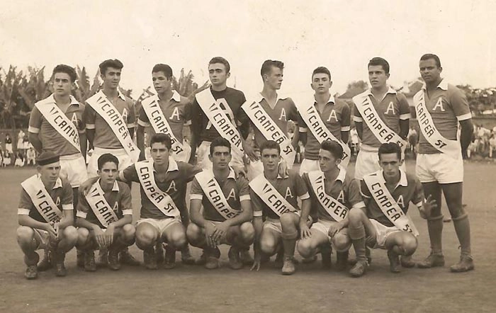 Os campeõa de 1957 do Campeonato Interno da Escola Agrotécnica Federal de Muzambinho-MG. Em pé, da esquerda para a direita: Alan Kardec da Silveira, Marreco, Celso Santos, Marolo, Aécio, José Walter Petreca, Jair Santos e Goiaba. Agachados: Ômega, Milton Venâncio, Suzano Morato, Carlão, José de Paula e Silva, Orlando Rodarte e Magalhães