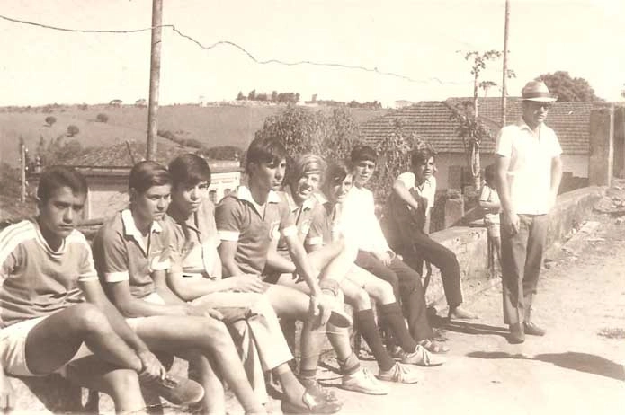 Tarde gostosa em Muzambinho. Os garotos se preparando para um treino de futebol. Da esquerda para a direita: Tubé, Carmo, Tamirinho (irmão de Alúcio e Reginho), Norinho Capeta, Esquilo e Caio (irmão de Humberto, primo de Milton Neves). Em pé, está o Sr. João Mamede, motorista de táxi