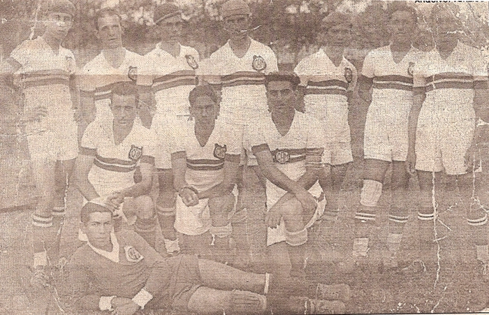 Foto histórica do Clube Atlético Muzambinhense em 1939. Em pé, da esquerda para a direita: Merquinho Montanari, Luiz Carlos Fernandes (tio de Milton Neves), Sebastiãozinho Pereira, Antônio Milhão, João de Castilho, Artur Bonelli e Bizinho Zervini. Agachados: Joanico Montanari, Eduardinho Amaral e Broim. O goleiro, deitado, é Peixeiro