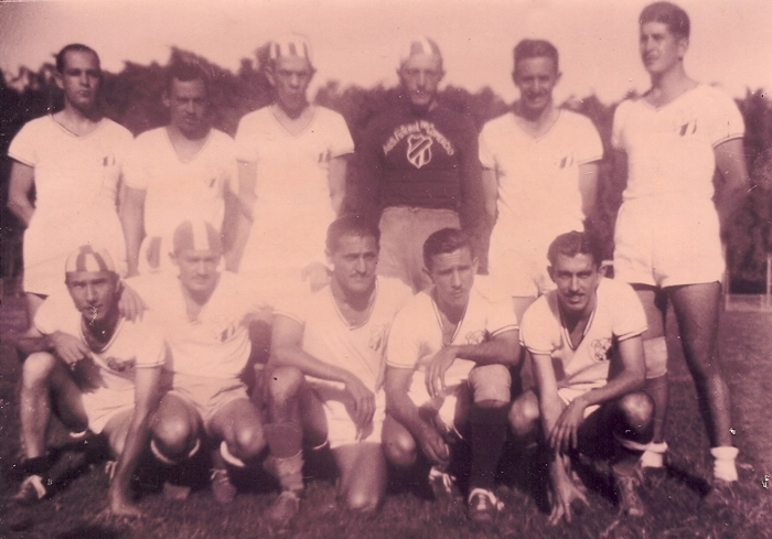 Time da Associação de Futebol do Comércio de Muzambinho-MG em 1948. Em pé, da esquerda para a direita: Joaquim Teixeira Neto, Cabecinha, Bastiãozinho Pereira, Damiro (goleiro), Luiz Quirino e Zezão Romano. Agachados: Massa, Almírio Borelli (o Mizé), Jamilinho, Corote e Vonzico