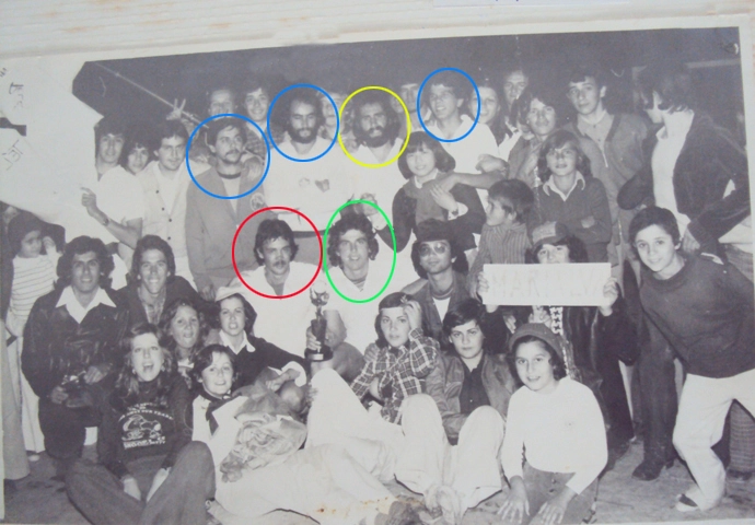 Em 1975, um grande grupo de amigos de Muzambinho. Destaques: Norinho (amarelo); Mizé (vermelho) e Esquilo (verde). Os três circulados em azul, da esquerda para a direita, são: Tente, Amir Barbudo e Celso 