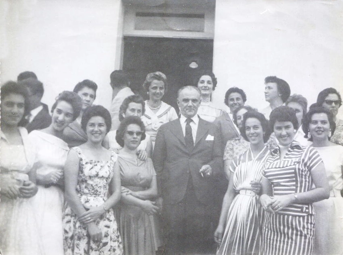 No centro da foto está o governador Bias Fortes, que comandou Minas Gerais entre 1956 e 1961, defronte à Escola Agrotécnica Federal de Muzambinho, acompanhado das lindas moças muzambinhenses. Foto: arquivo da Prefeitura Municipal de Muzambinho-MG