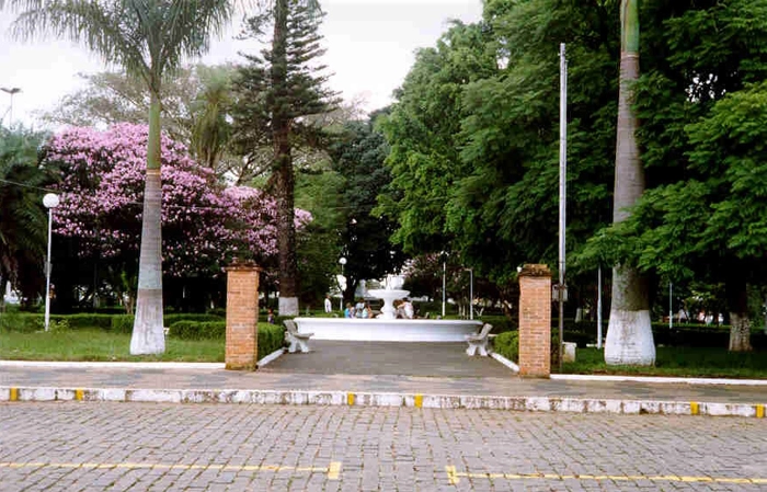 A linda Praça Pedro Alcântara Magalhães, com seu chafariz. Foto: arquivo da Prefeitura Municipal de Muzambinho-MG