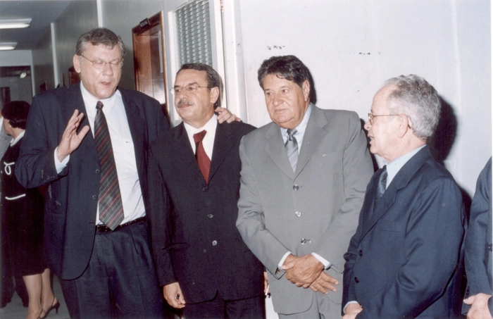 Em 2006 Milton Neves na Câmara Municipal de Muzambinho, abraçando o amigo Vantuil Abdalla, ex-presidente do TST de Brasília. O último é o ex-presidente do TSE de Belo Horizonte-MG, Hugo Benston Filho