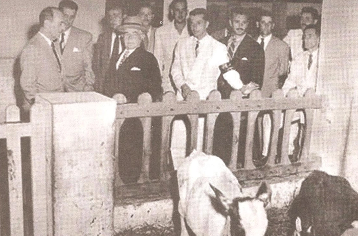 Com chapéu, Getúlio Vargas, Presidente da República, na inauguração da Escola Agrotécnica Federal de Muzambinho, em 22 de novembro de 1953. Choveu muito e as estradas ficaram intransitáveis na ocasião. Getúlio e sua comitiva ficaram hospedados na casa de Lalau Campedelli (pai de Marino) por três dias. Reprodução: Jornal Democrata/São José do Rio Pardo, de 19 de novembro de 2011