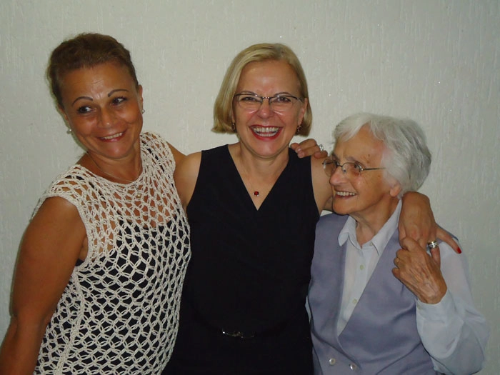 As irmãs Maria José, a Zezé, Francisca e a mãe de ambas, a querida dona Nazaré. Todas mineiras de Muzambinho-MG. Foto: Arquivo pessoal Francisca