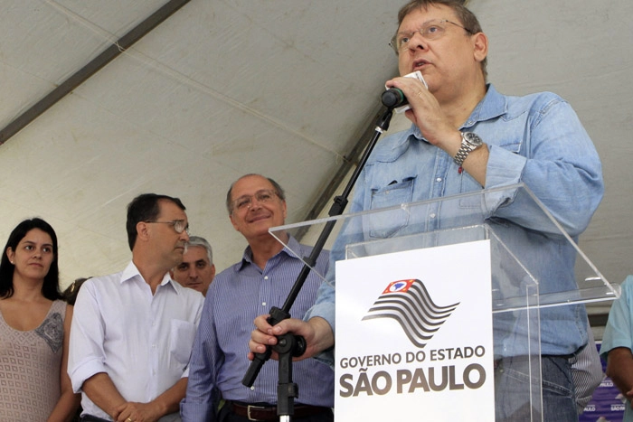 Milton discursando em 17 de março de 2012, dia da inauguração da Rodovia Carmen Fernandes Neves, nome de sua mãe. O trajeto pavimentado entre Caconde-SP e Muzambinho-MG. Geraldo Alckmin, governador de São Paulo está à esquerda de Milton na foto. Depois o prefeito Simenzato (de Caconde) e a primeira dama da cidade