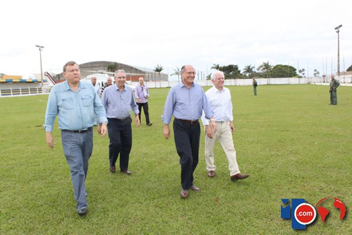 Milton e Geraldo Alckmin no gramdado do Estádio Prof. Antonio Milhão, em 17 de março de 2012