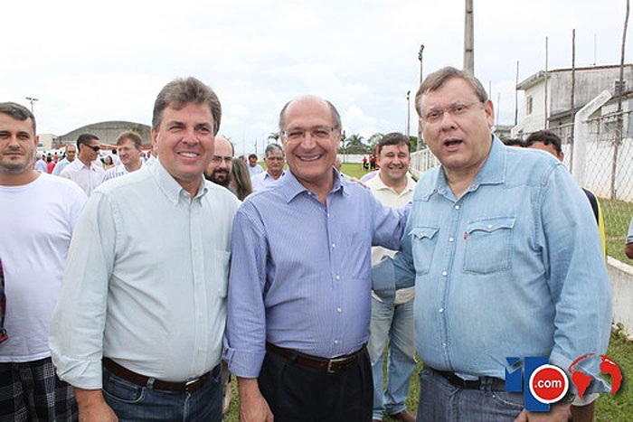 Em 17 de março de 2012. Após a inauguração do trecho pavimentado entre Caconde e Muzambinho (Rodovia Carmen Fernandes Neves), Geraldo Alckmin foi a Muzambinho com Milton Neves. À esquerda, o prefeito de Muzambinho, Sérgio 