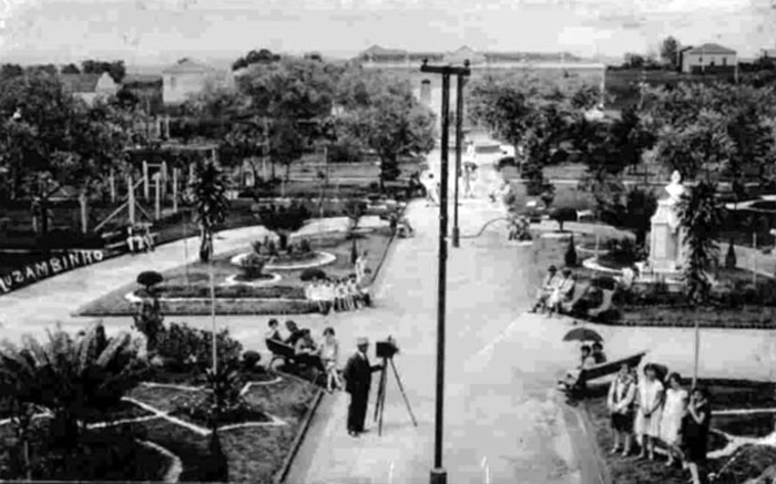 A construção da praça é um dos acontecimentos ligados à vinda da Estrada de Ferro para Muzambinho, juntamente com a construção do grupo escolar e do prédio da cadeia e fórum de Muzambinho. Foto enviada por João Carlos Murgi