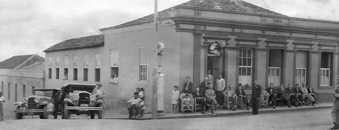 Situado e construído na Rua da Estação, década de 1915. Foto enviada por Darcy Beato