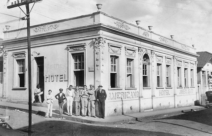 Construído na década de 1920, situado na Rua Tiradentes. Foto enviada por Darcy Beato