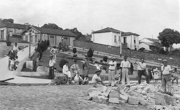 Aqui, na foto, junto à estação de trem, na Praça Dom Pedro II. Foto enviada por Darcy Beato