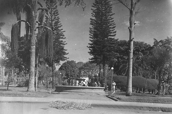 Vê-se ao fundo a fonte luminosa que nunca teve água e ainda, ao fundo, o coreto, cujo o ex-prefeito Messias mandou demolir. Foto enviada por Darcy Beato