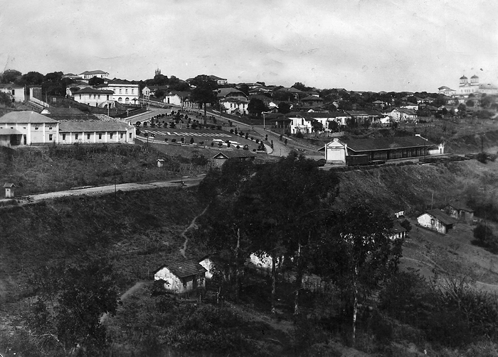 Na foto vê-se a estação de trem, construída pelo engenheiro Dr. Américo Luz, no fim da década de 1890. Vê-se também à esquerda o armazém que acondicionava o café da redondeza para a exportação. Acima, notamos o Hotel Beato, ao lado da Igreja dos Protestantes e por último, junto a Matriz Católica, a casa da família Rondinelli. Foto enviada por Darcy Beato