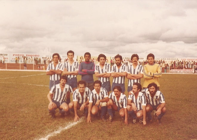 O time do Muzambinho Esporte Clube. Em pé, da esquerda para a direita: Lelinho, Lauro, Simonal, Maé, Luizinho, Fernando Amore e Márcio. Agachados: Mizé, Ivan Surdão, Jairo, Tente, Roberto do Juca e Édson Dino