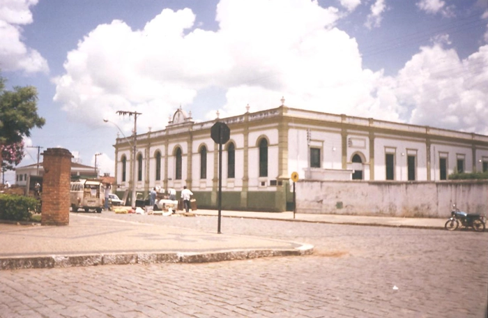 Este é o Grupo Escolar Cesário Coimbra, em Muzambinho-MG, onde Milton Neves estudou por quatro anos, no primário. Foram suas professoras: Helena, Elvira, Almira e Emíia