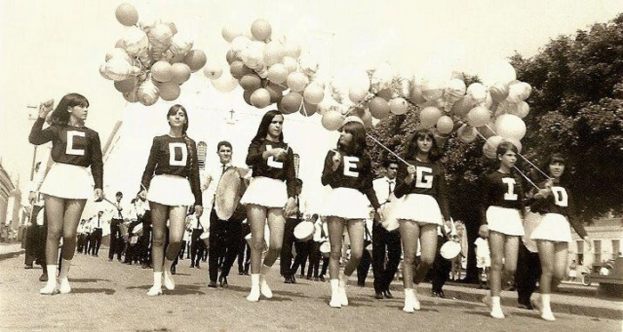 Da esquerda para a direita, Scarlett Abrahão, Joelita Senedese, Sérgio Padeiro (com instrumento na mão), Leda Macedo, Maria Helena Carli, Airton Gatinho, garota não identificada, Ana Rachel (prima de Joelita Senedese) e Betinha Machado. Foto: Reprodução Facebook