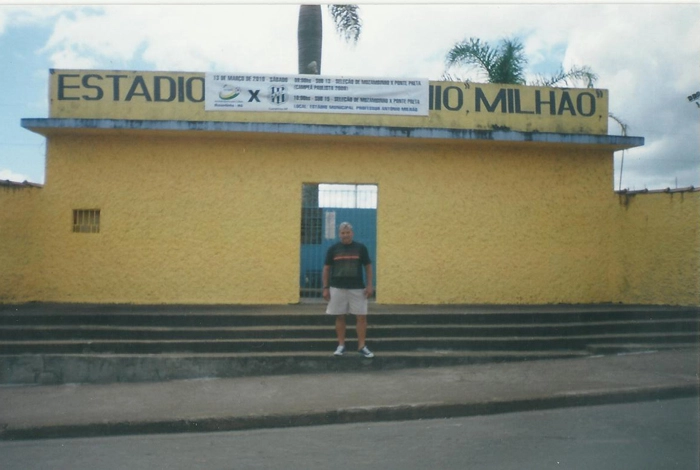 Os portões monumentais do Estádio Prof. Antonio Milhão, ou Arena Muzambinho. Na foto, o muzambinhense Guilherme Vicente de Souza, que nos enviou a foto