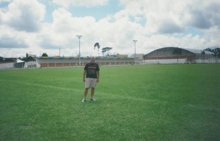 O muzambinhense, ex-judoca Guilherme Vicente de Souza, no gramdo do Estádio Prof. Antonio Milhão, em Muzambinho. Foto: arquivo pessoal de Guilherme de Souza