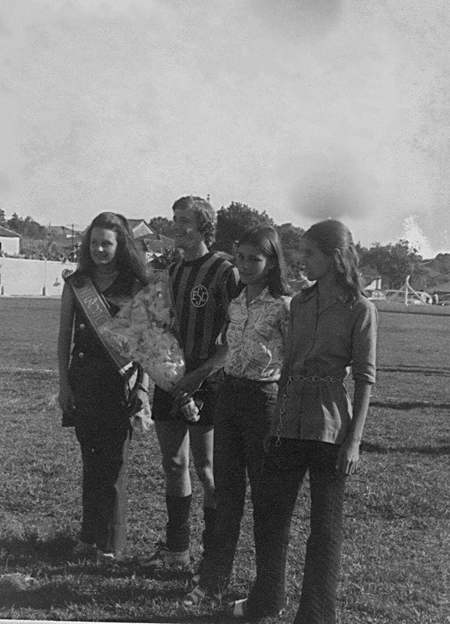 Zanata em 1972, no gramado do Estádio Professor Antonio Milhão, em Muzambinho-MG. Ele está ao lado da rainha e das princesas da cidade (Ângela Mazzili, Regina e Zezé). Foto: Domingos Mazzilli