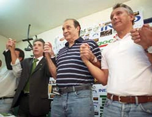 Procópio foi ídolo das torcidas de Cruzeiro e Atlético Mineiro. Aqui, está de camisa listrada. O primeiro à direita é o ex-atacante Éder Aleixo 
