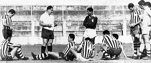 Em 1962 e 63 Antoninho dirigiu o Galo em Belo Horizonte. Os dois últimos à direita são Procópio (amarrando o calção) e o goleiro Marcial.