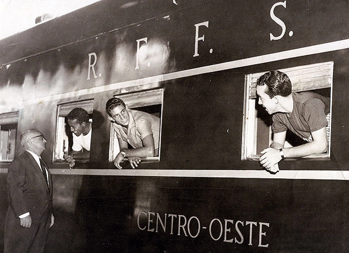  Histórica foto na estação ferroviária de Belo Horizonte. O trio de ouro da Raposa, da esquerda para a direita:em pé, o saudoso Nicola Calichio, à época diretor-financeiro do Cruzeiro, e nas janelas estão Dirceu Lopes, Piazza e Tostão.