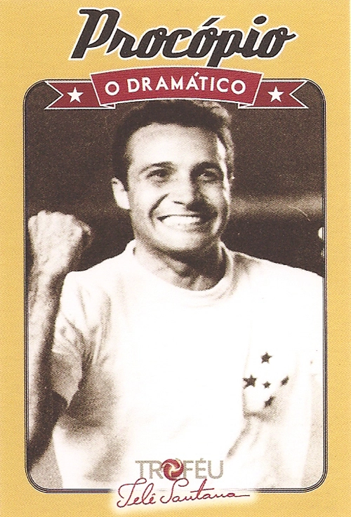 O ex-zagueiro chegou ao Cruzeiro com 20 anos, em 1959, na sua primeira passagem pelo clube. Imagem: Hall da Fama, Troféu Telê Santana