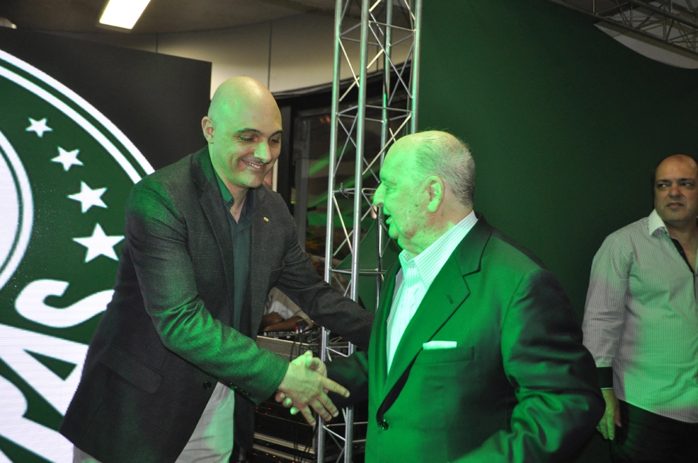 Maurício Galiotte cumprimenta Rubens Minelli em 26 de setembro de 2015, na festa de veteranos do Palmeiras, no restaurante do clube. Foto: Marcos Júnior/Portal TT