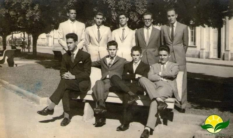 Elegantes muzambinhenses na década de 1960. Atrás: Luiz Menezes, Fernando Montanari, Nadinho, Paulinho Bianchi e Waldemar Anderson. Sentados: Romildo, Aluísio Modesto, João Ruela e Antônio João Salvador. Foto: soumaismuzambinho