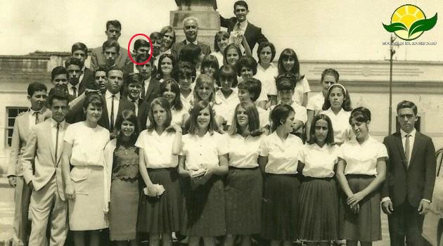 Alunos reunidos junto ao `Pirulito´, o Obelisco de Muzambinho. Humberto Maciel está destacado. Foto: soumaismuzambinho