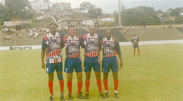 Matando as saudades dos tempos de futebol profissional. Da esquerda para a direita: Badeco, Luis Carlos G-src=