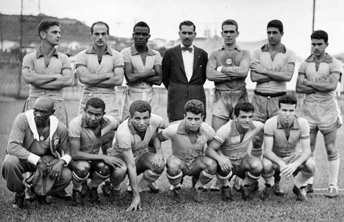 Equipe em um coletivo, iniciando os preparativos para a Copa de 1958: De Sordi, Dino Sani, Zózimo, Castilho, Mauro Ramos de Oliveira e Cacá; Agachados: massagista Mário Américo, Canhoteiro, Vavá, Almir, Dida e Zagallo. Crédito foto: Arquivo Nacional