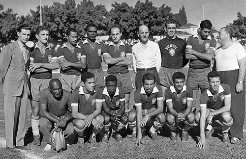 Veja acima a Seleção Brasileira com a camisa azul. Da esquerda para à direita- Em Pé: Paulo Planet Buarque, De Sordi, Oreco, Zózimo, Dino Sani, Castilho, Mauro e o técnico Vicente Feola. Agachados: Mário Américo, Garrincha, Moacir, Vavá, Dida e Zagallo.Crédito foto: Arquivo Nacional.Crédito foto: Arquivo