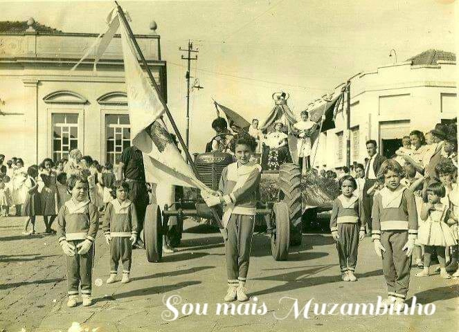 Desfile pelas ruas de Muzambinho nos anos 50. À direita está Maria Lúcia Teixeira, filha do Dr. Geraldo Teixeira. Atrás, também à direita, de terno e gravata, o saudoso Benedito Dino. Foto: soumaismuzambinho