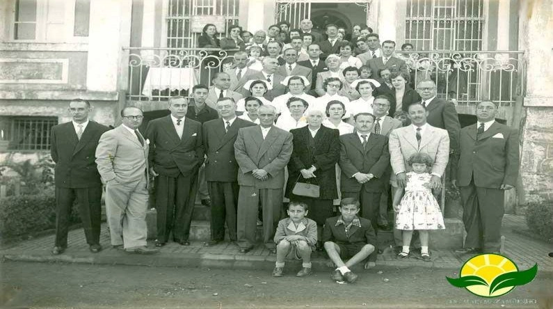 Inauguração da Santa Casa de Muzambinho-MG, em 1957. Presentes, médicos, políticos e familiares, entre eles Dr. Antônio Macedo, Lalau Campedelli, Dr. Geraldo, dona Felicidade, Sr. Domingos Mazzilli, dona Orminda Leite, dona Lica Mazzilli, Dr. Lulu Leite, Dr. Antero. Foto: soumaismuzambinho.com.br