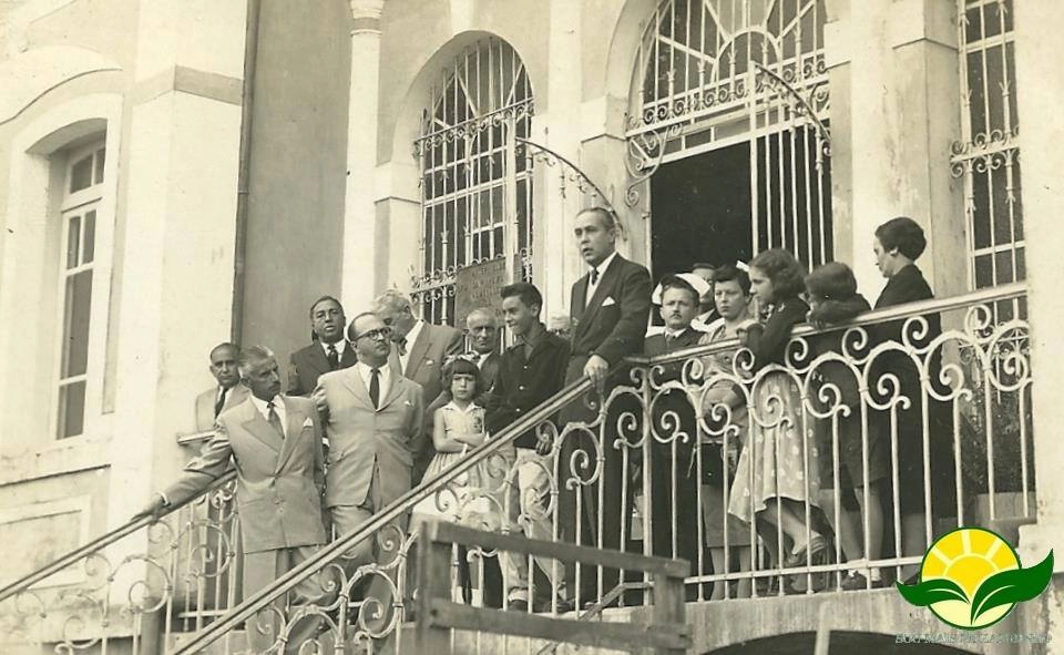 Inauguração da Santa Casa de Muzambinho-MG, em 1957. Presentes, médicos, políticos e familiares, entre eles Dr. Antônio Macedo, Lalau Campedelli, Dr. Geraldo, dona Felicidade, Sr. Domingos Mazzilli, dona Orminda Leite, dona Lica Mazzilli, Dr. Lulu Leite, Dr. Antero. Foto: soumaismuzambinho.com.br