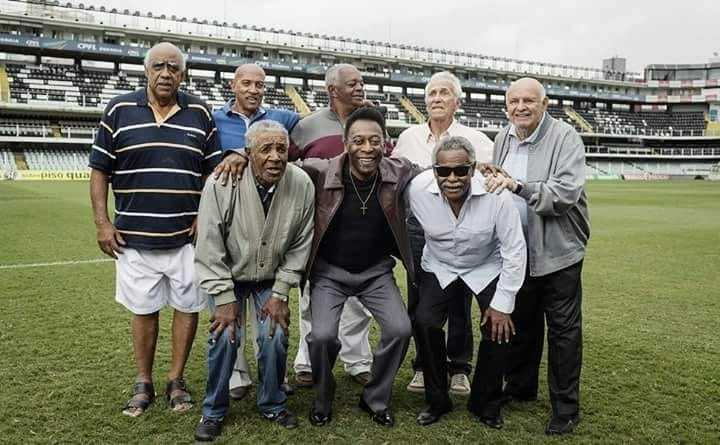 Veteranos do Santos reunidos na Vila Belmiro, em 2012. Em pé: Mengálvio, Geraldino, Lima, Dalmo e Pepe. Agachados: Dorval, Pelé e Coutinho.