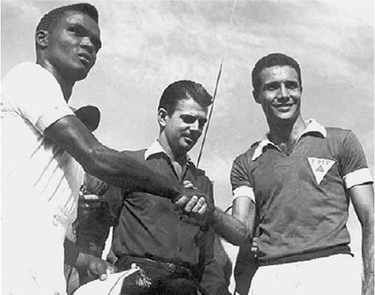 Zózimo (capitão da seleção carioca), Armando Marques e Procópio (capitão da seleção mineira), na década de 60